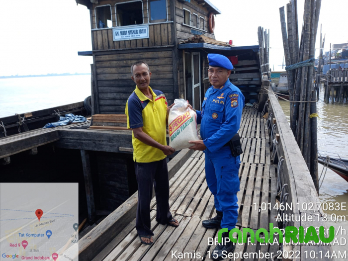 Bantu ringankan beban masyarakat, Satpolairud dan Polsek Tebingtinggi salurkan bansos Sembako